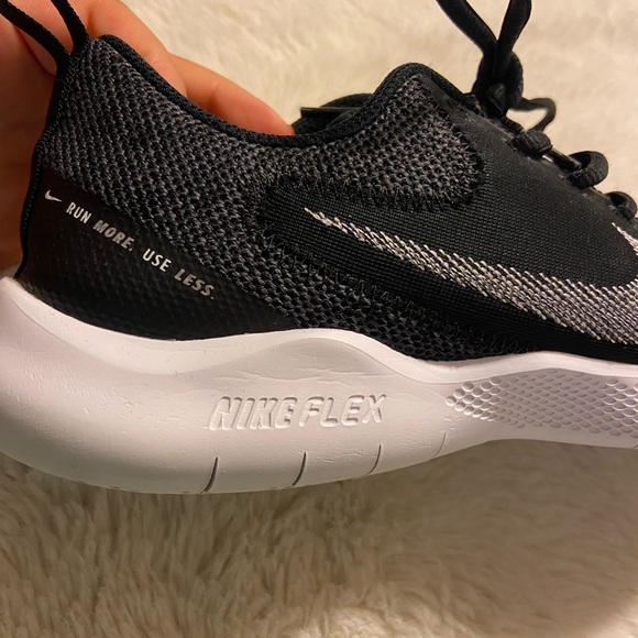 Nike women’s stroke running shoes Black White Dk Smoke Grey Iron Grey size 9.5 - Picture 3 of 14